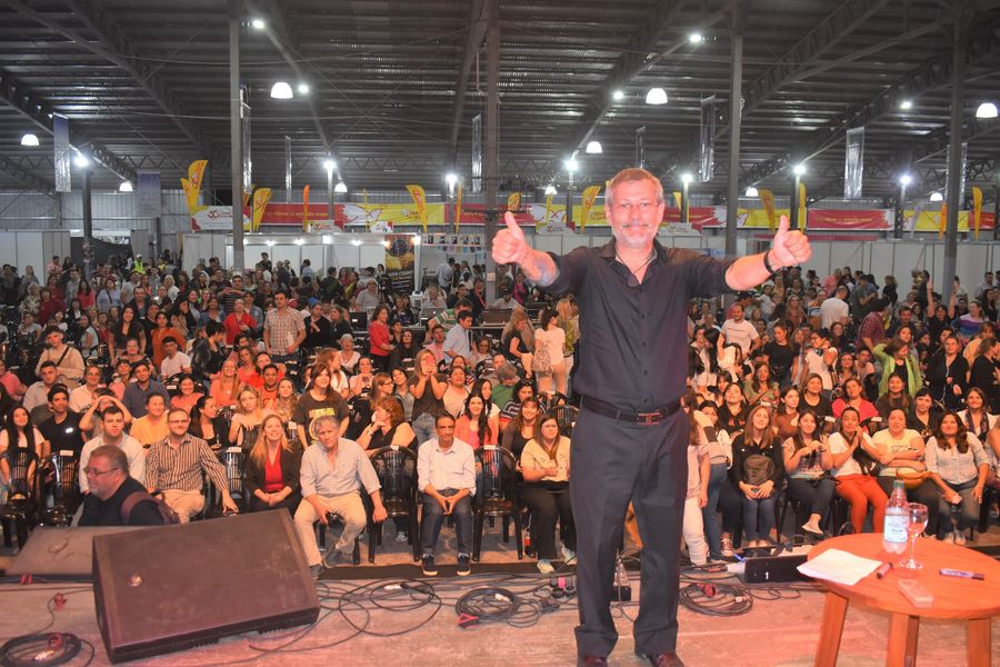 EN UNA DE LAS JORNADAS DE MAYOR CONVOCATORIA DE LA 5TA FERIA DEL LIBRO GOYA,  EL RECONOCIDO ESCRITOR Y PSICÓLOGO GABRIEL CARTAÑA PRESENTO SU LIBRO - 88.3  Radio Ciudad